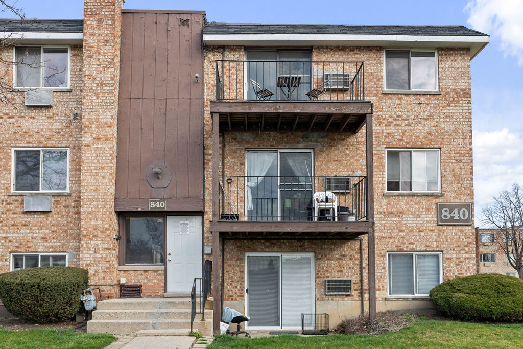 840 College Boulevard Addison, IL 60101 - Photo 1 of 8