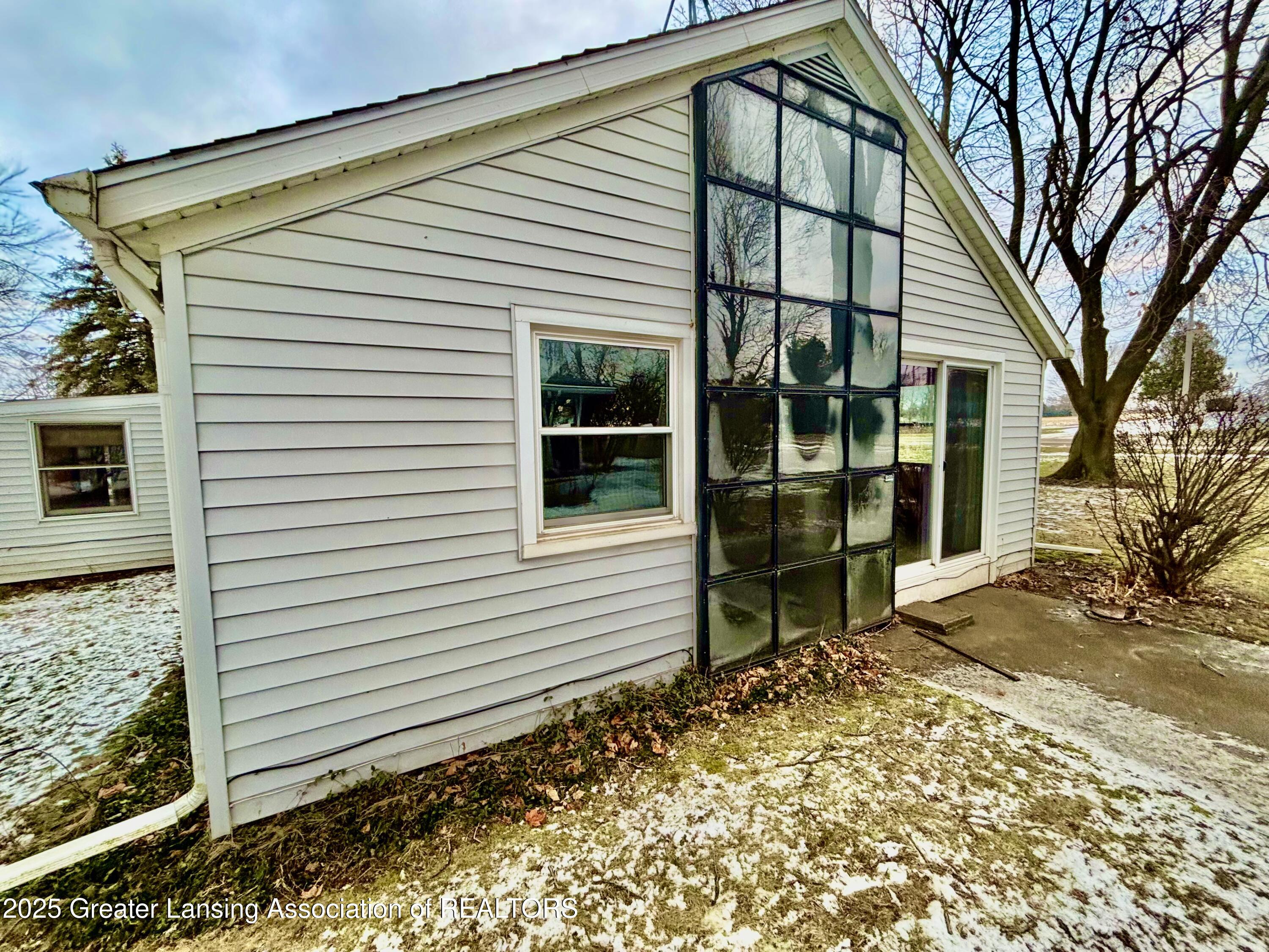 2174 South Cochran Road Charlotte, MI 48813 - Photo 4 of 38 IMG_1227