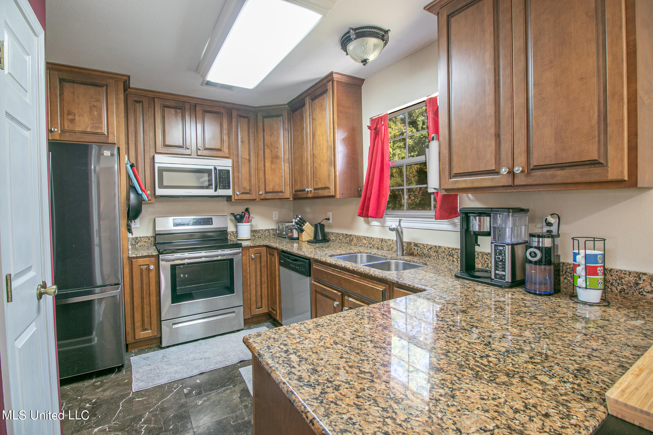 10144 Ridgewood Lane Biloxi, MS 39532 - Photo 7 of 27 Kitchen