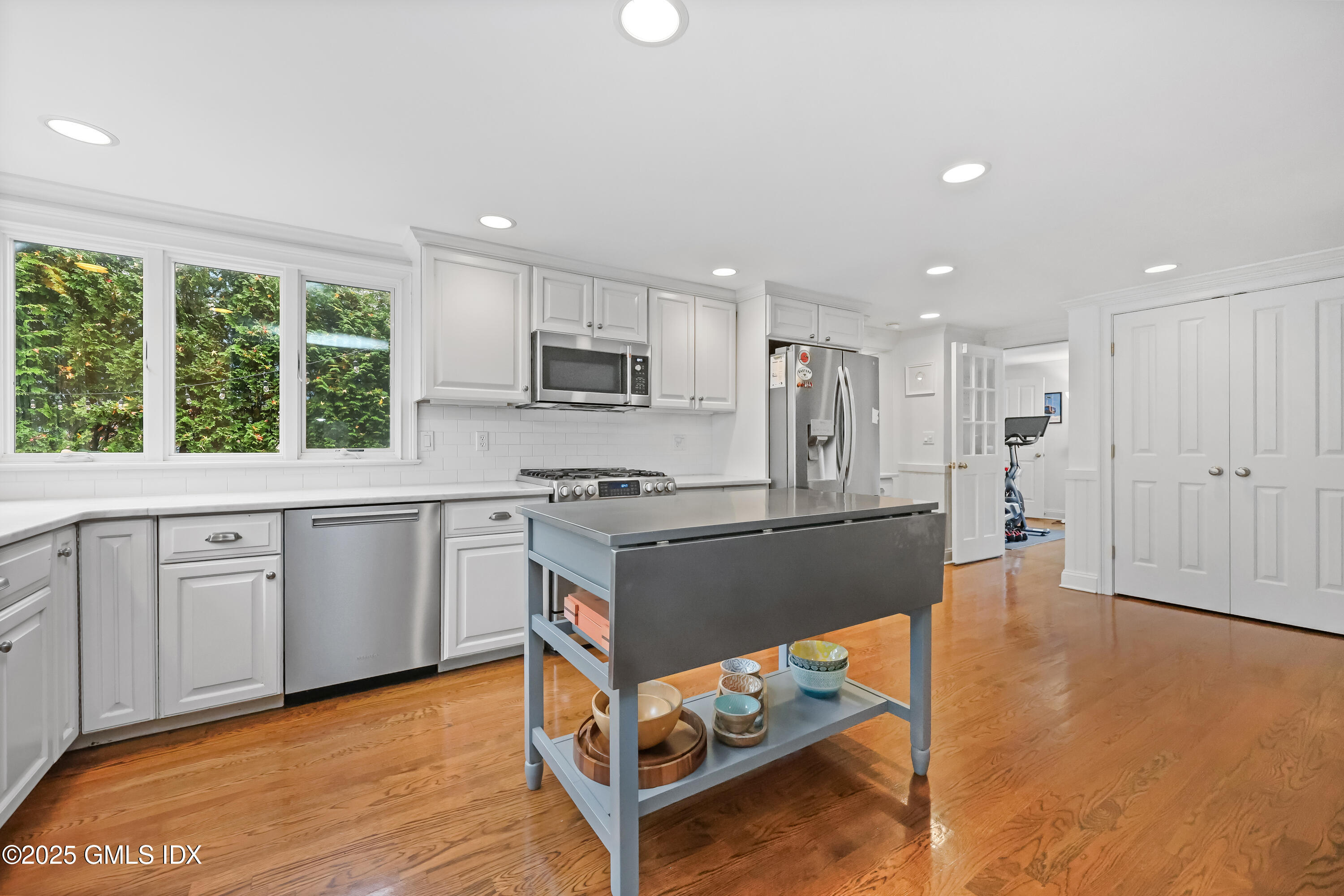 22 Summit Road Riverside, CT 06878 - Photo 5 of 44 025