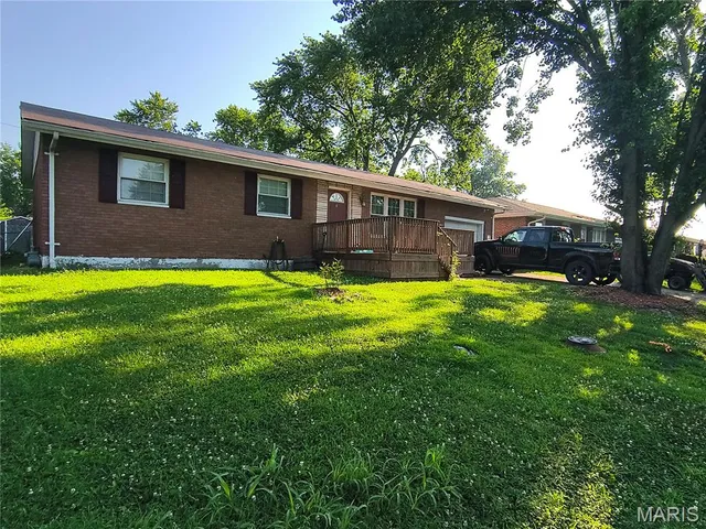 $94,000 | 15 Fontainebleau Drive, Granite City, IL 62040