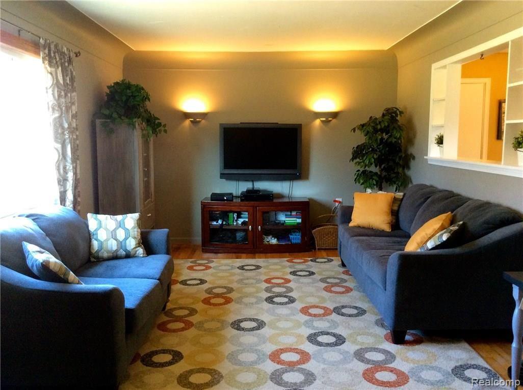 3125 Avalon Road Rochester, MI 48309 - Photo 7 of 20 Spacious Living Room w/Hardwood floors, and coved ceiling