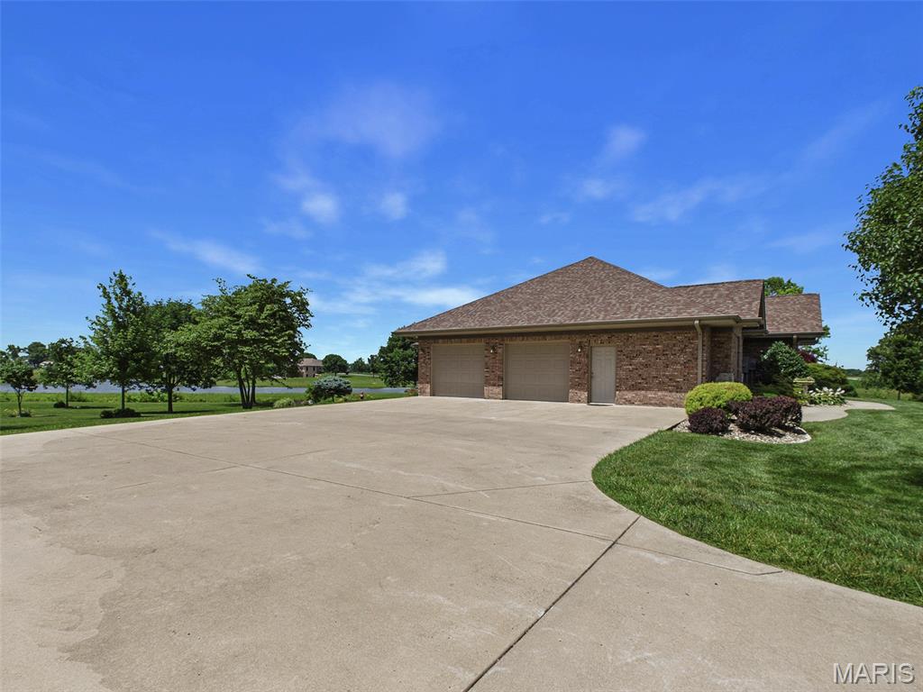 1751 Elizabeth Road Staunton, IL 62088 - Photo 5 of 67