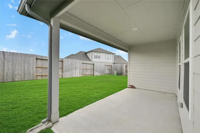 a view of a house with backyard and garden