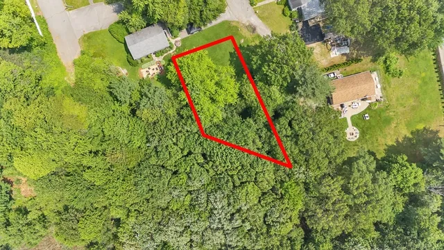 a view of a yard with basketball court