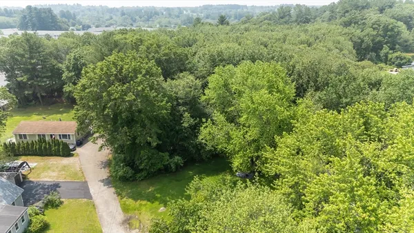 a view of a back yard