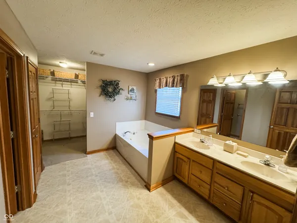 $390,000 | 11501 South Co Road 200 West, Muncie, IN 47302