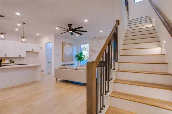 a view of entryway and kitchen