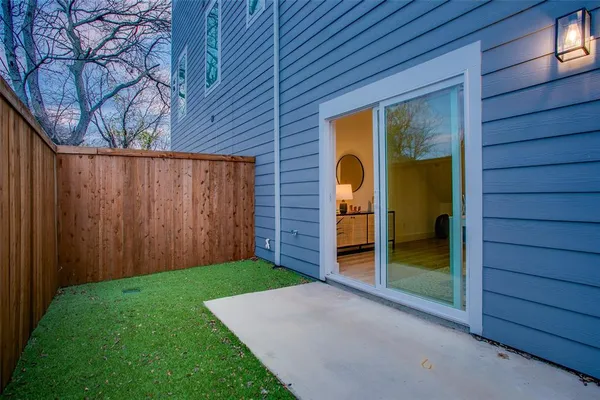 a view of a backyard with cabin