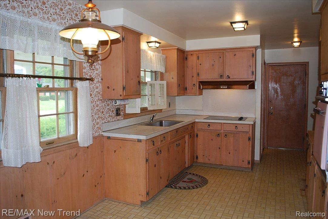 32360 Red Clover Road Farmington, MI 48334 - Photo 6 of 8 KITCHEN