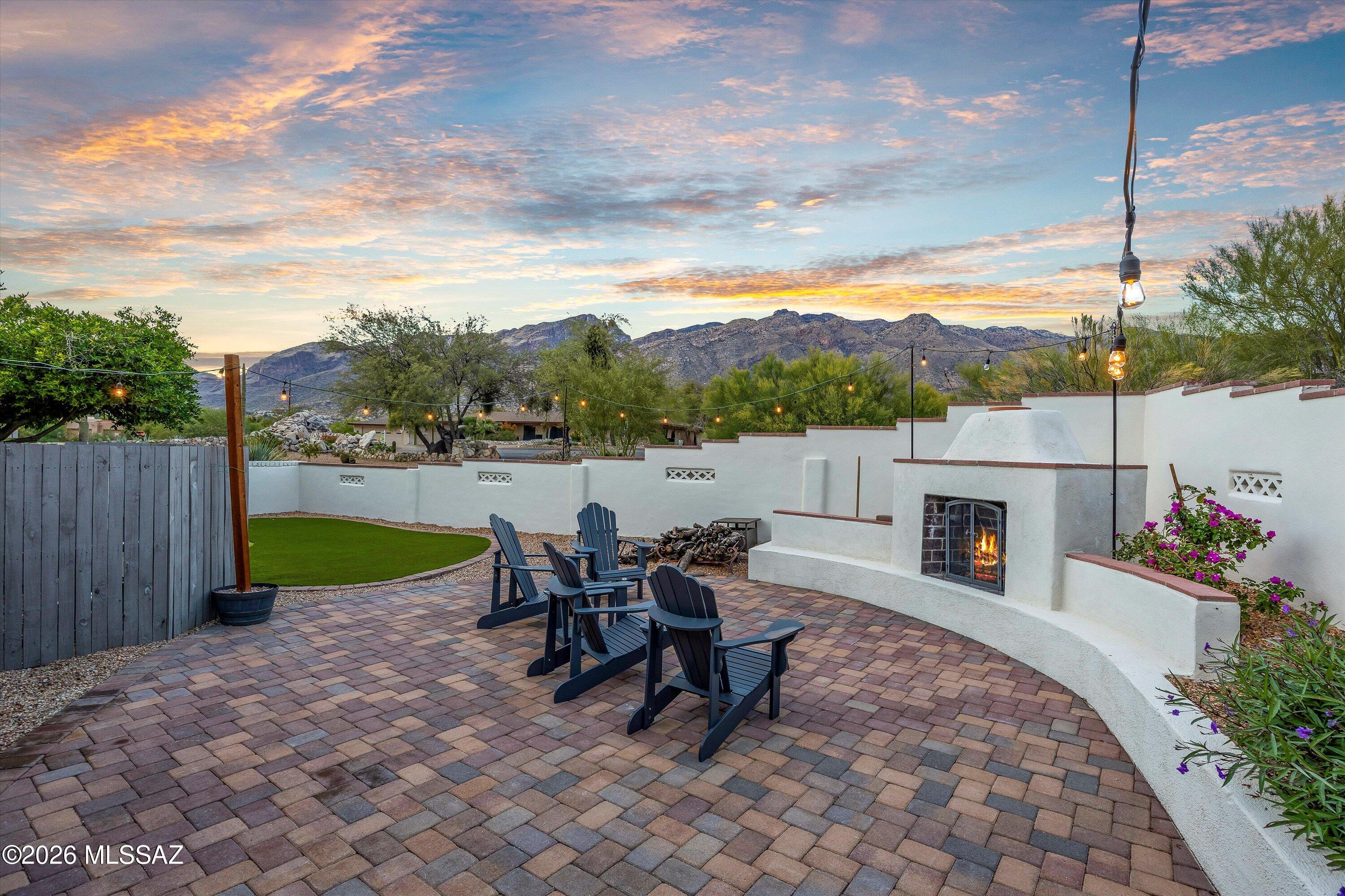 with fireplace & putting green