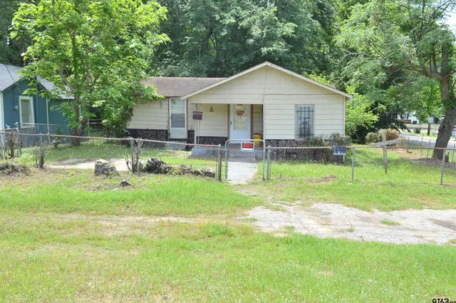 a backyard of a house with garden and plants