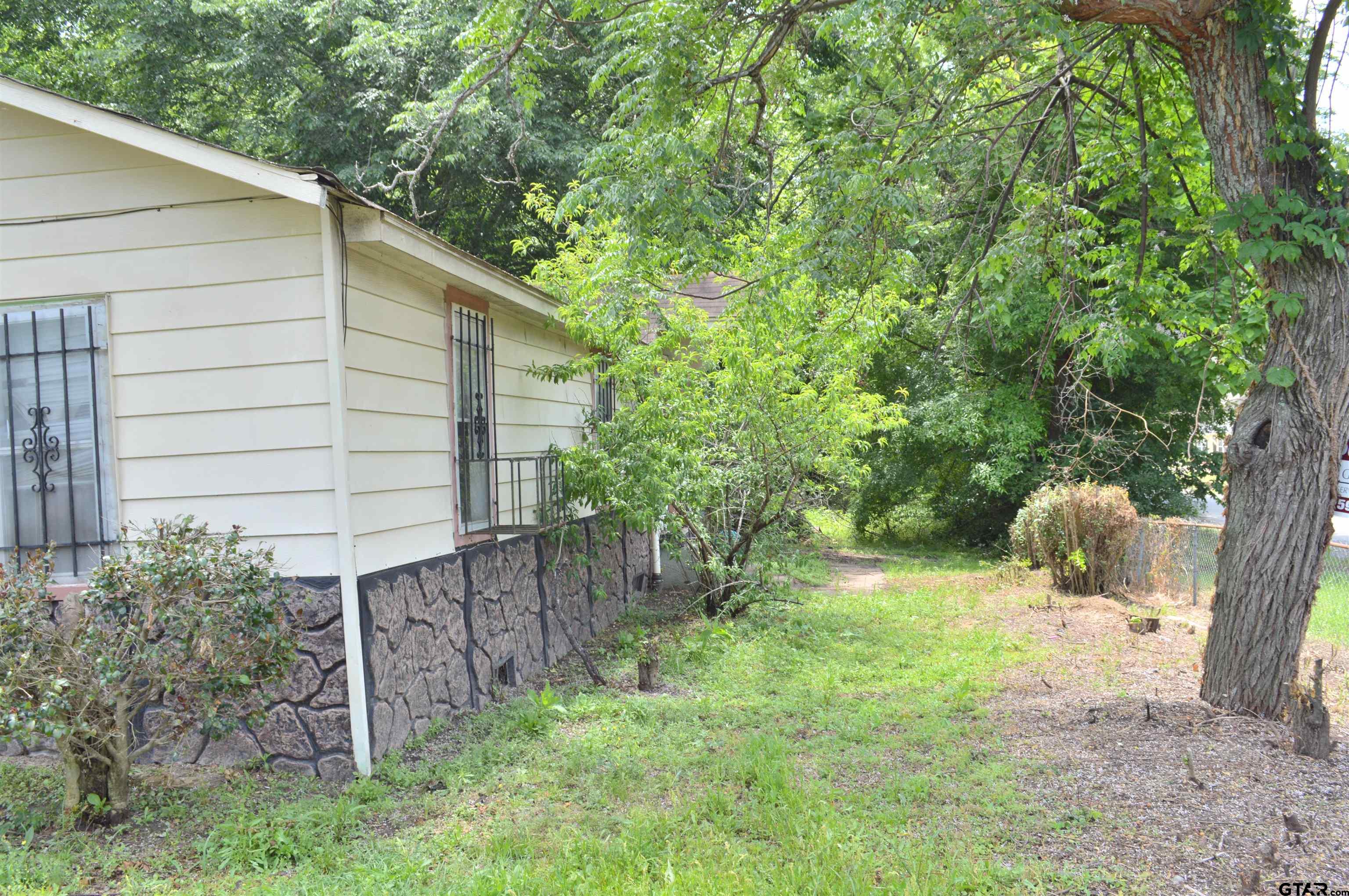 3210 Bellwood Road Tyler, TX 75701 - Photo 4 of 18 a backyard of a house with lots of green space