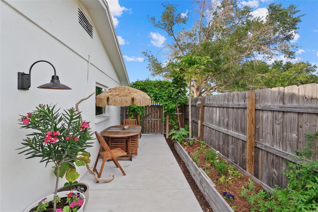 3870 Sterling Road Venice, FL 34293 - Photo 3 of 44 Gallery Image 3