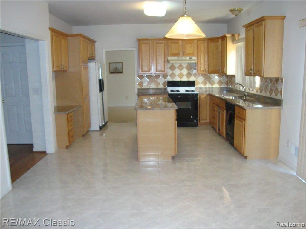 17352 Cross Winds Road Livonia, MI 48152 - Photo 5 of 10 Kitchen as viewed from nook