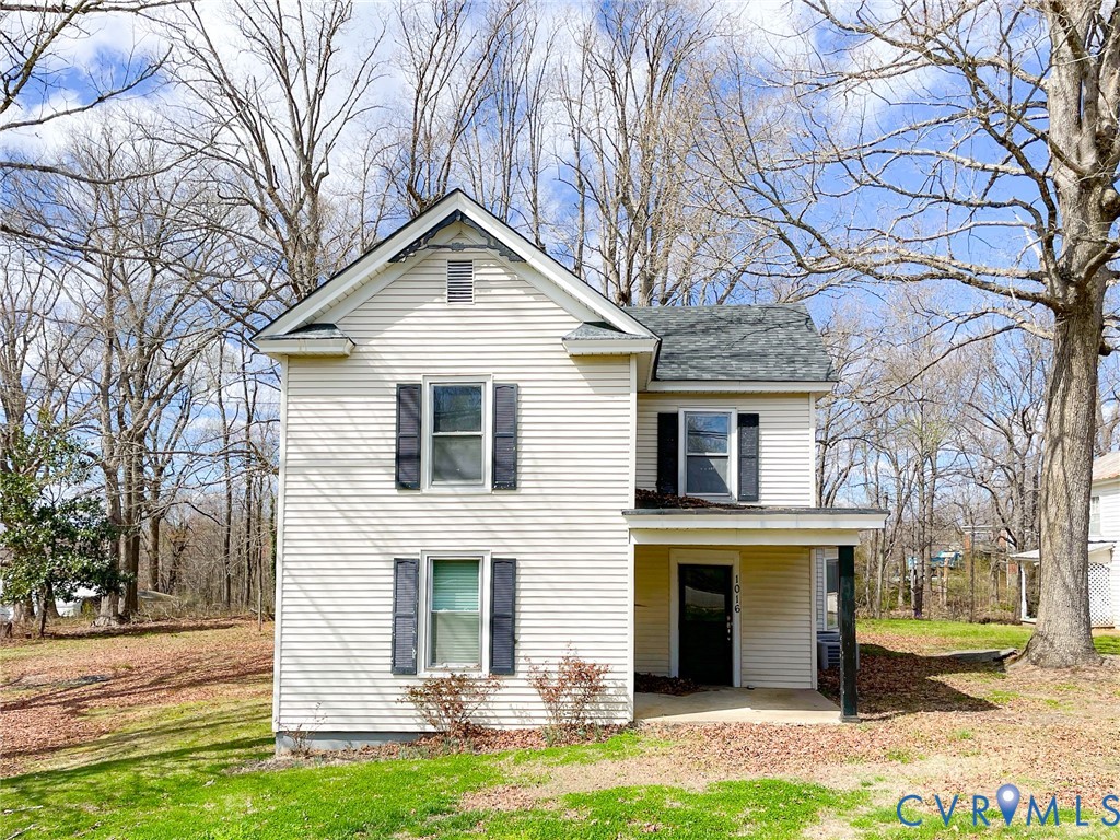 1016 Court Street Victoria, VA 23974 - Photo 1 of 29 a front view of a house with a yard and garage