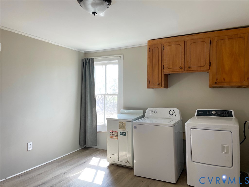 1016 Court Street Victoria, VA 23974 - Photo 17 of 29 a utility room with dryer and washer