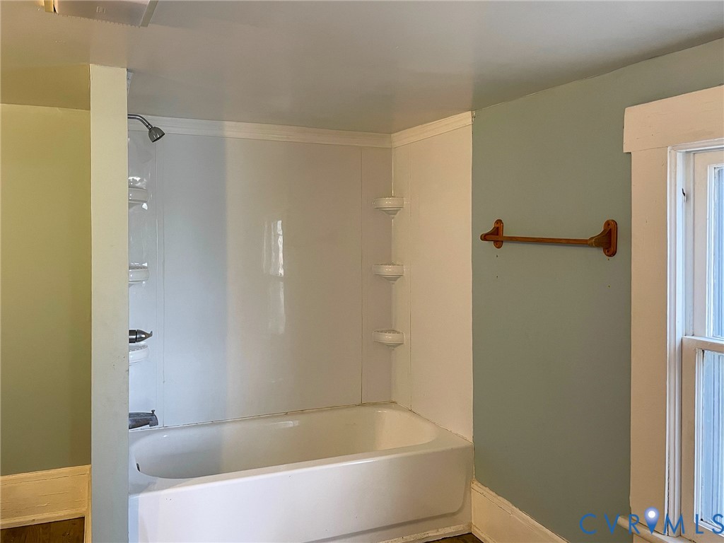 1016 Court Street Victoria, VA 23974 - Photo 22 of 29 a bathroom with a bathtub
