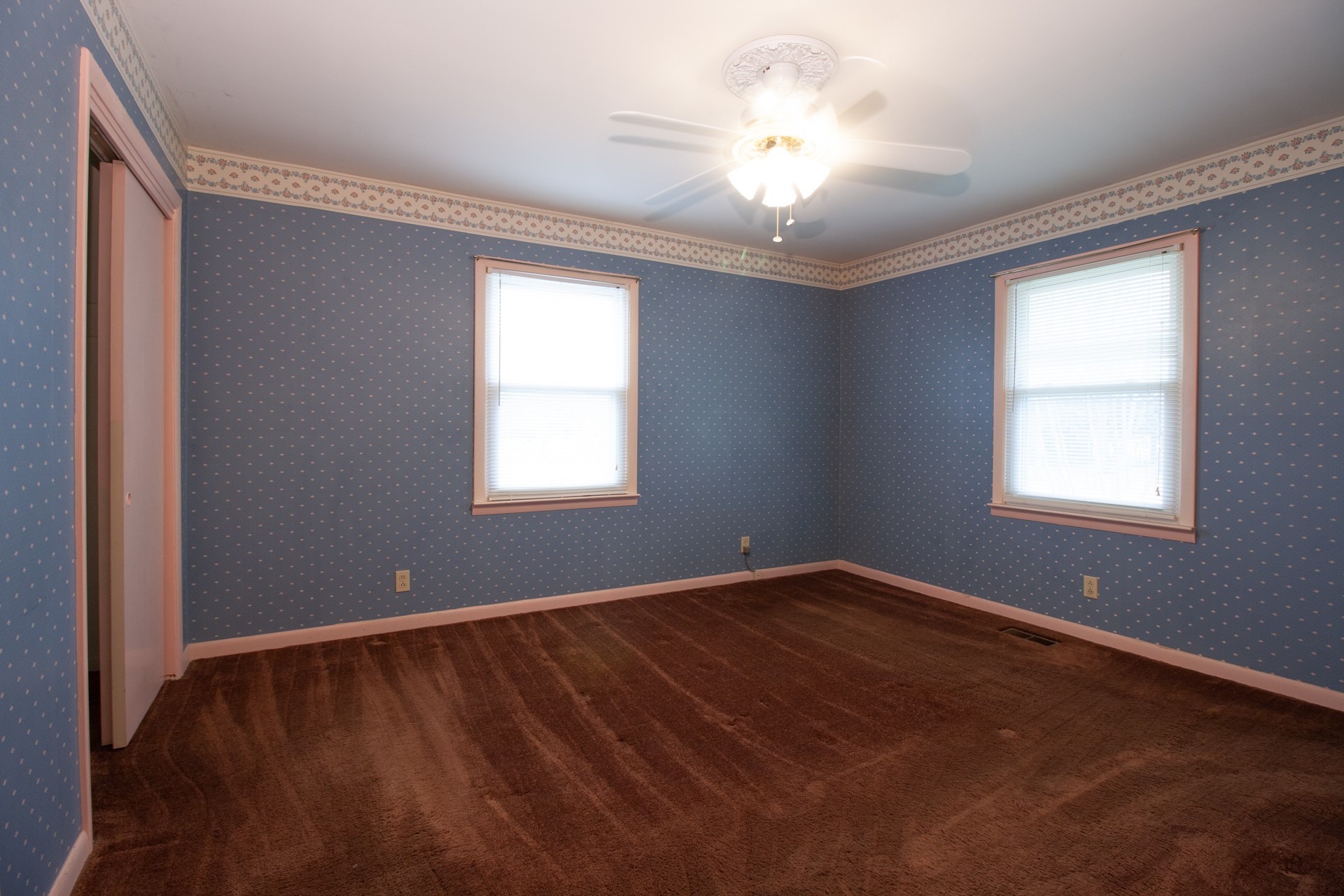 1431 Harrison Road Murfreesboro, TN 37128 - Photo 15 of 17 an empty room with windows and fan