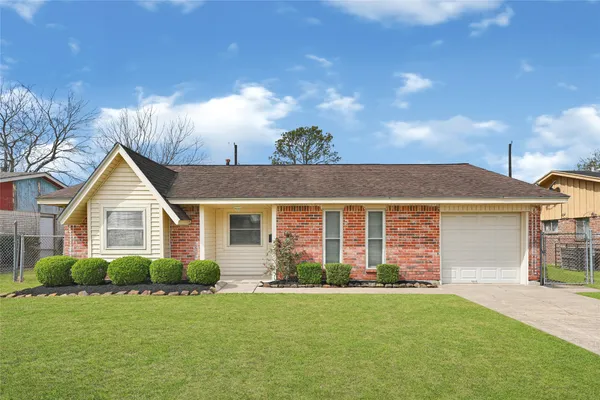 a view of a house with backyard and garden