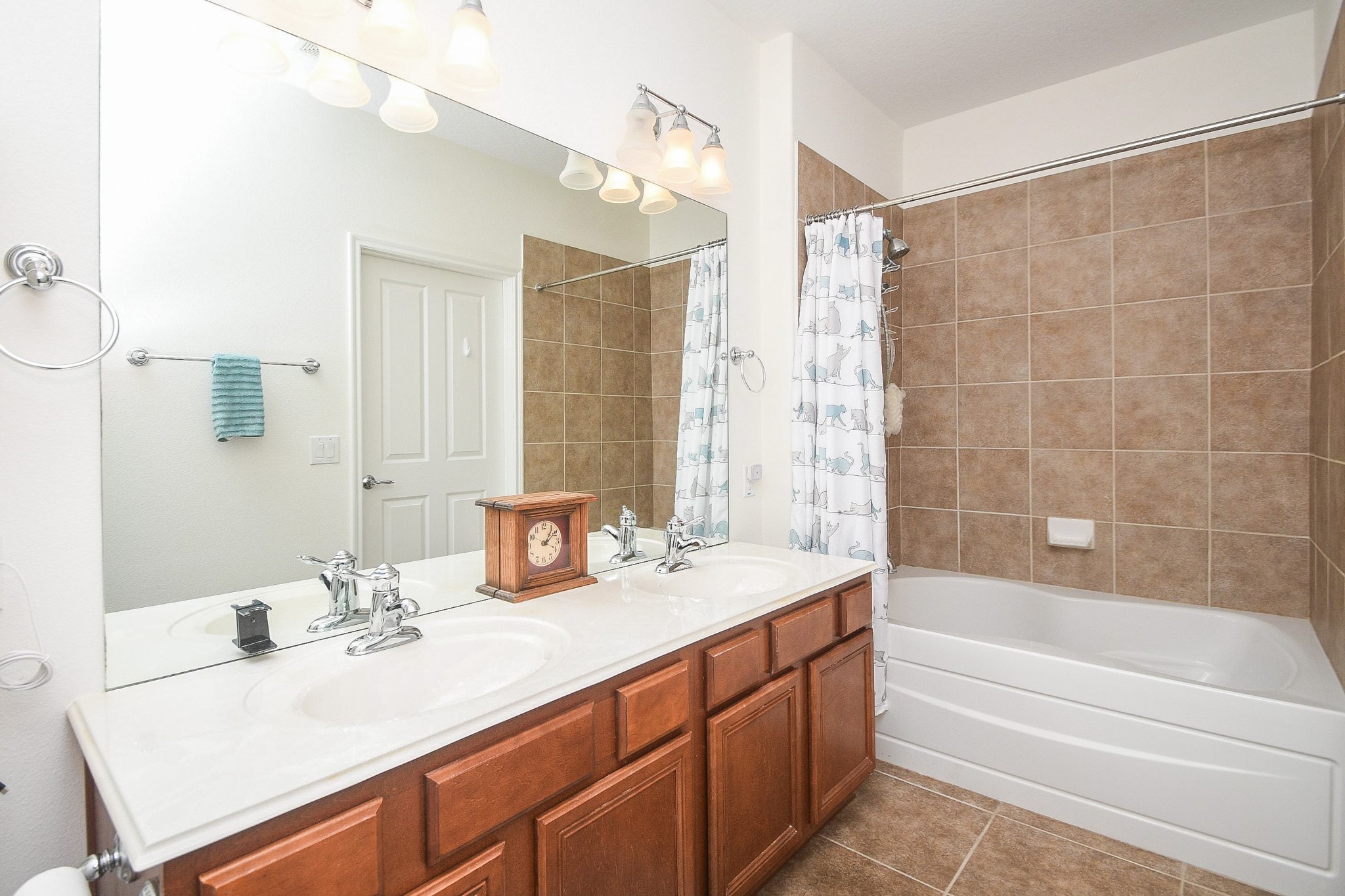 13600 Breton Ridge Street, Unit 36F Houston, TX 77070 - Photo 26 of 38 Primary bath featuring dual sinks and generous counter space.