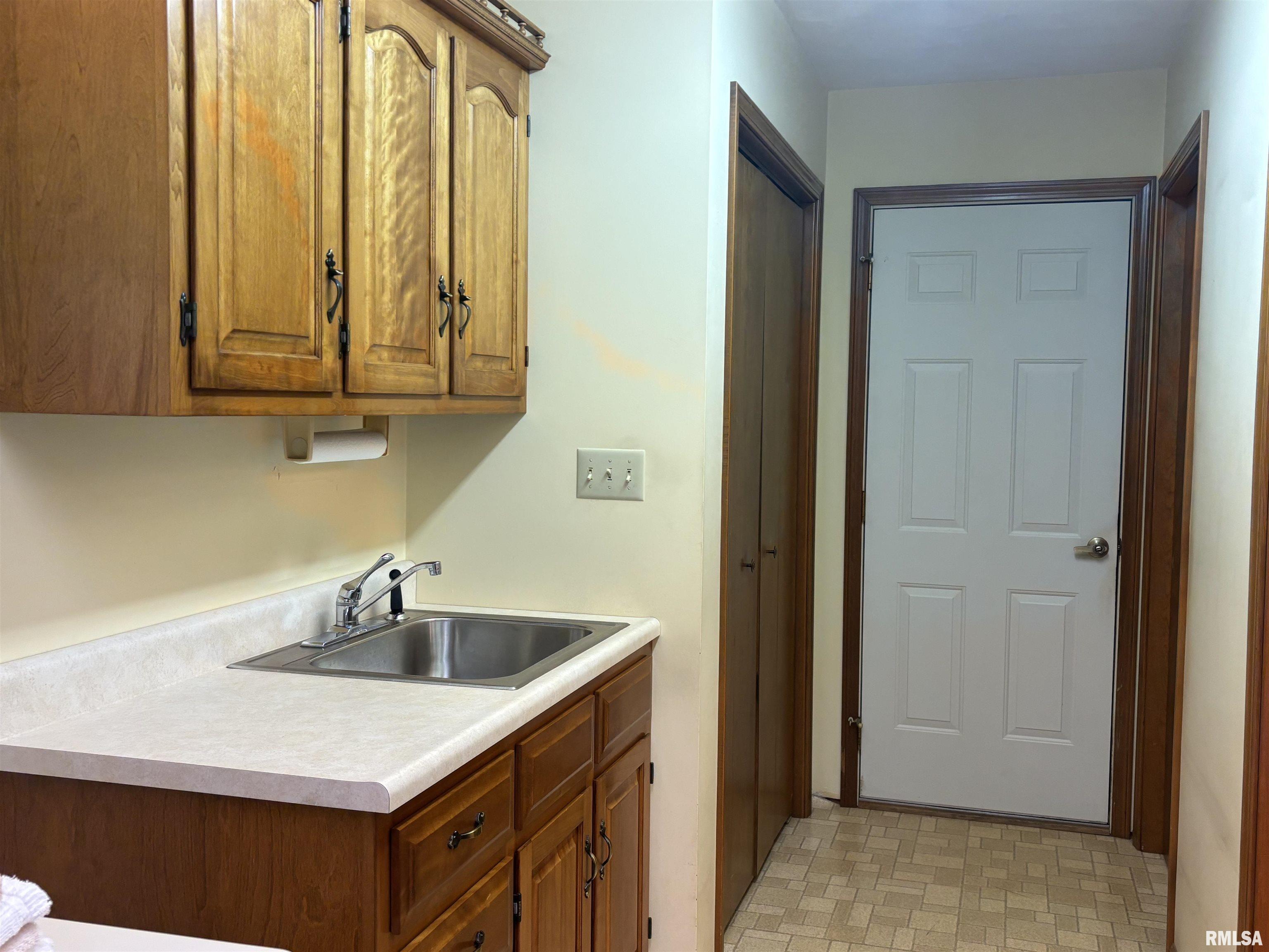 2524 Winfield Drive Springfield, IL 62704 - Photo 14 of 32