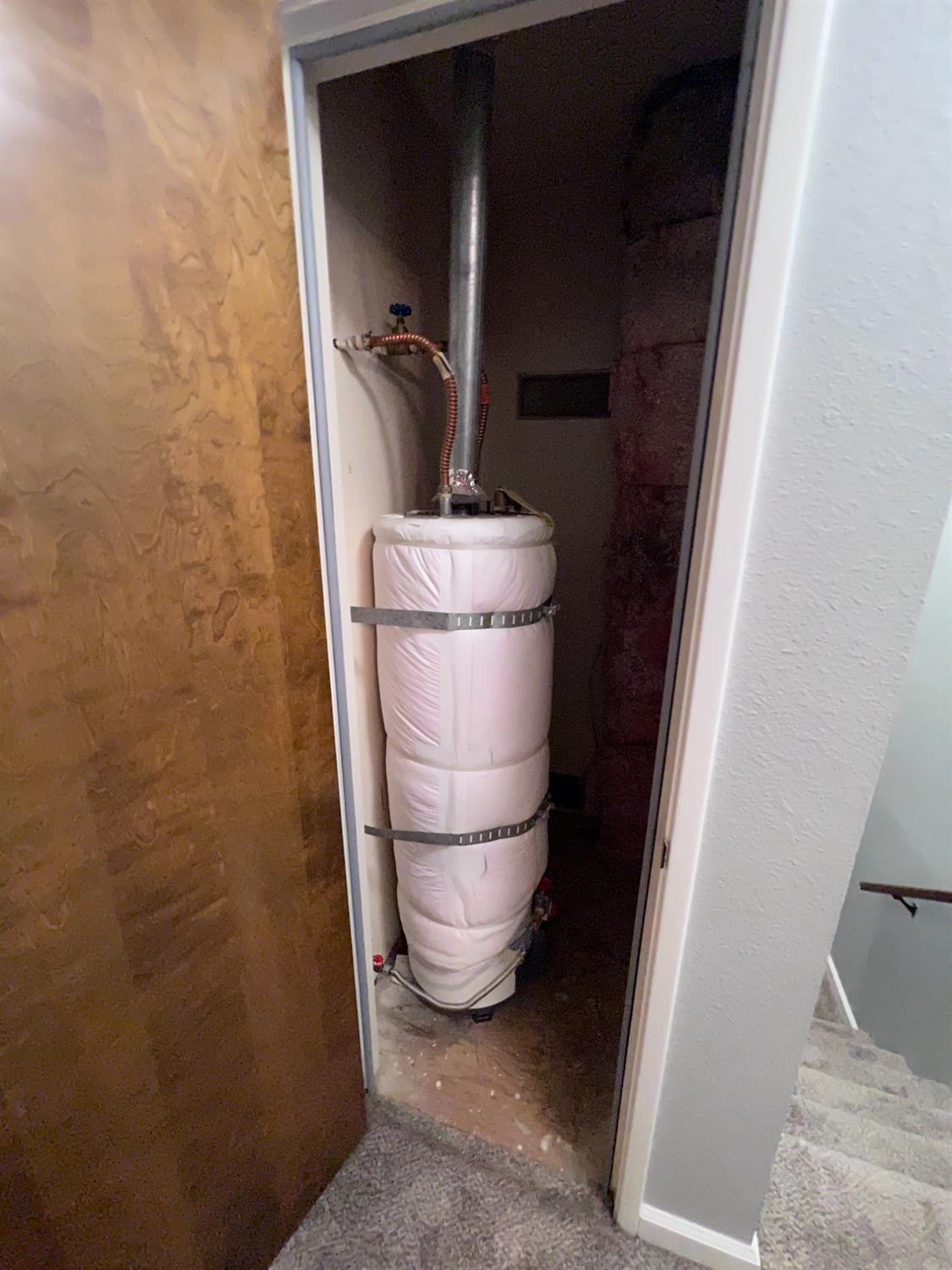 410 Pine Street Ripon, CA 95366 - Photo 14 of 16 a room with a wooden door