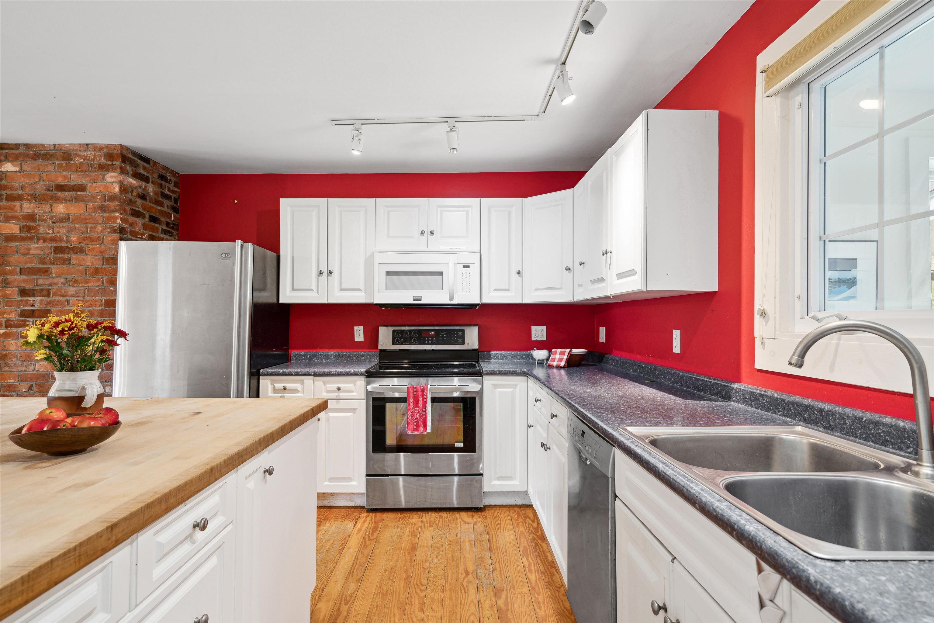 104 Stage Road Pomfret, VT 05067 - Photo 2 of 29