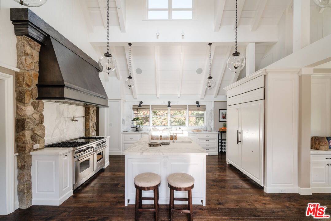 347 Fordyce Road Los Angeles, CA 90049 - Photo 11 of 54