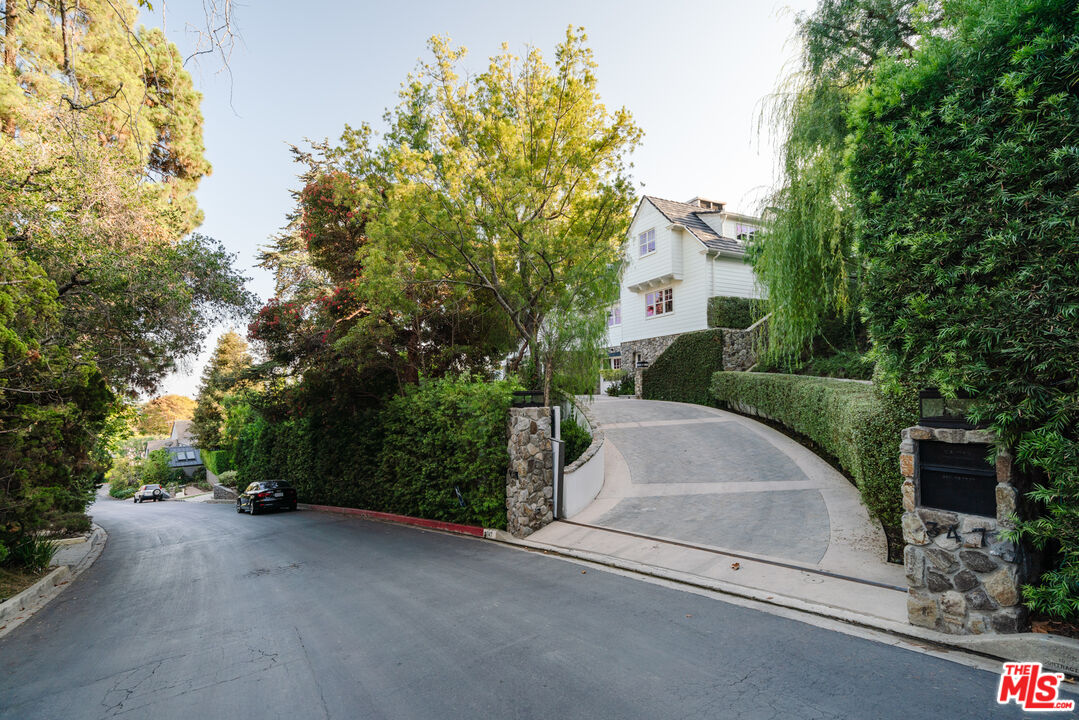 347 Fordyce Road Los Angeles, CA 90049 - Photo 5 of 54