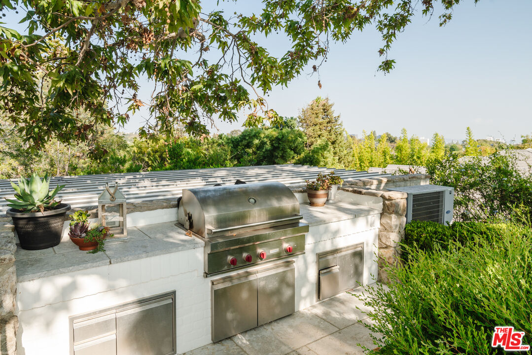 347 Fordyce Road Los Angeles, CA 90049 - Photo 41 of 54