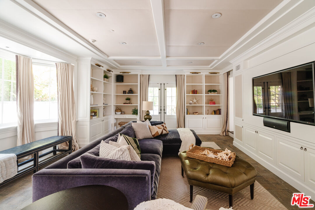 347 Fordyce Road Los Angeles, CA 90049 - Photo 9 of 54