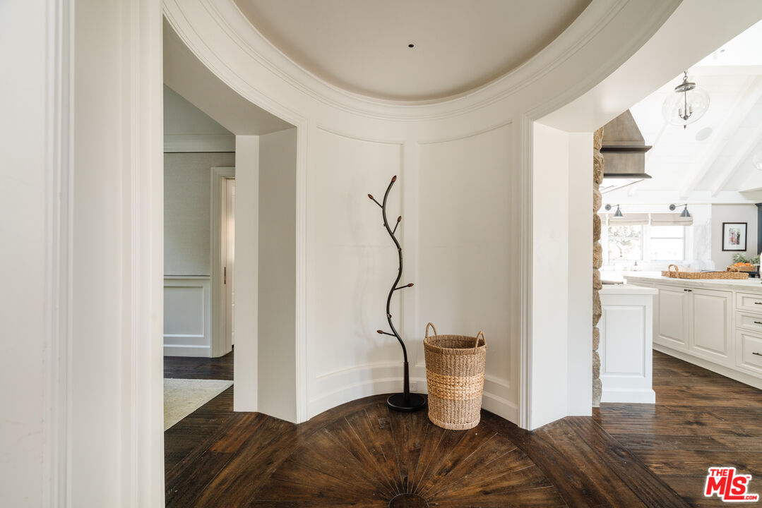 347 Fordyce Road Los Angeles, CA 90049 - Photo 10 of 54