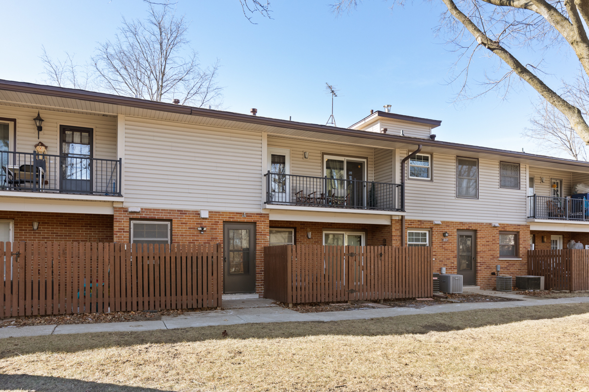 217 Washington Square, Unit D Elk Grove Village, IL 60007 - Photo 13 of 14 a house with a outdoor space