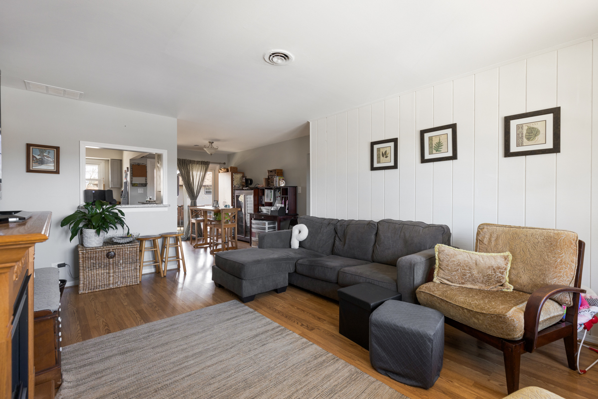 217 Washington Square, Unit D Elk Grove Village, IL 60007 - Photo 3 of 14 a living room with furniture and wooden floor