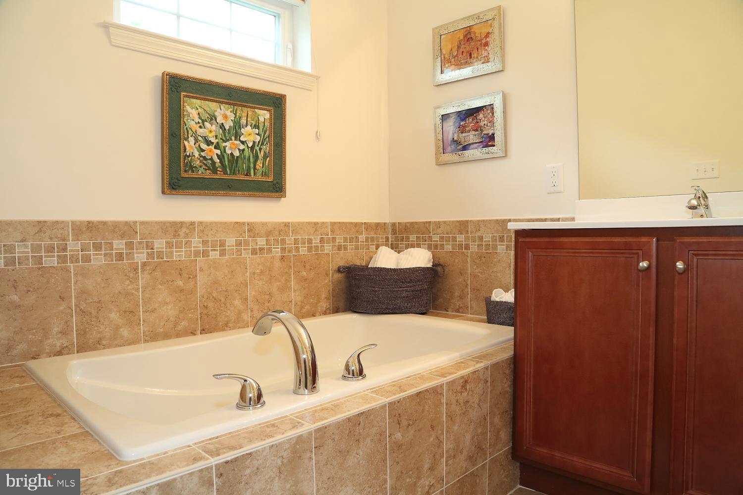 1538 Parvin Road Lancaster, PA 17601 - Photo 20 of 37 SOAKING TUB IN MASTER BATHROOM