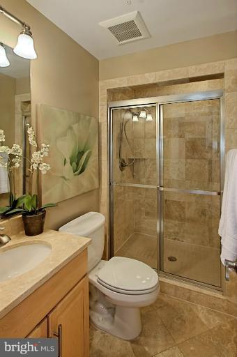 215 R Street Northeast, Unit B Washington, DC 20002 - Photo 16 of 25 Bath (Master)