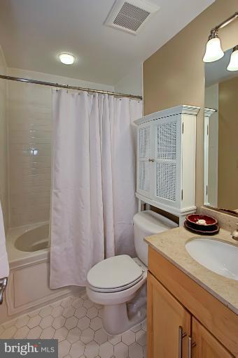 215 R Street Northeast, Unit B Washington, DC 20002 - Photo 23 of 25 Bath