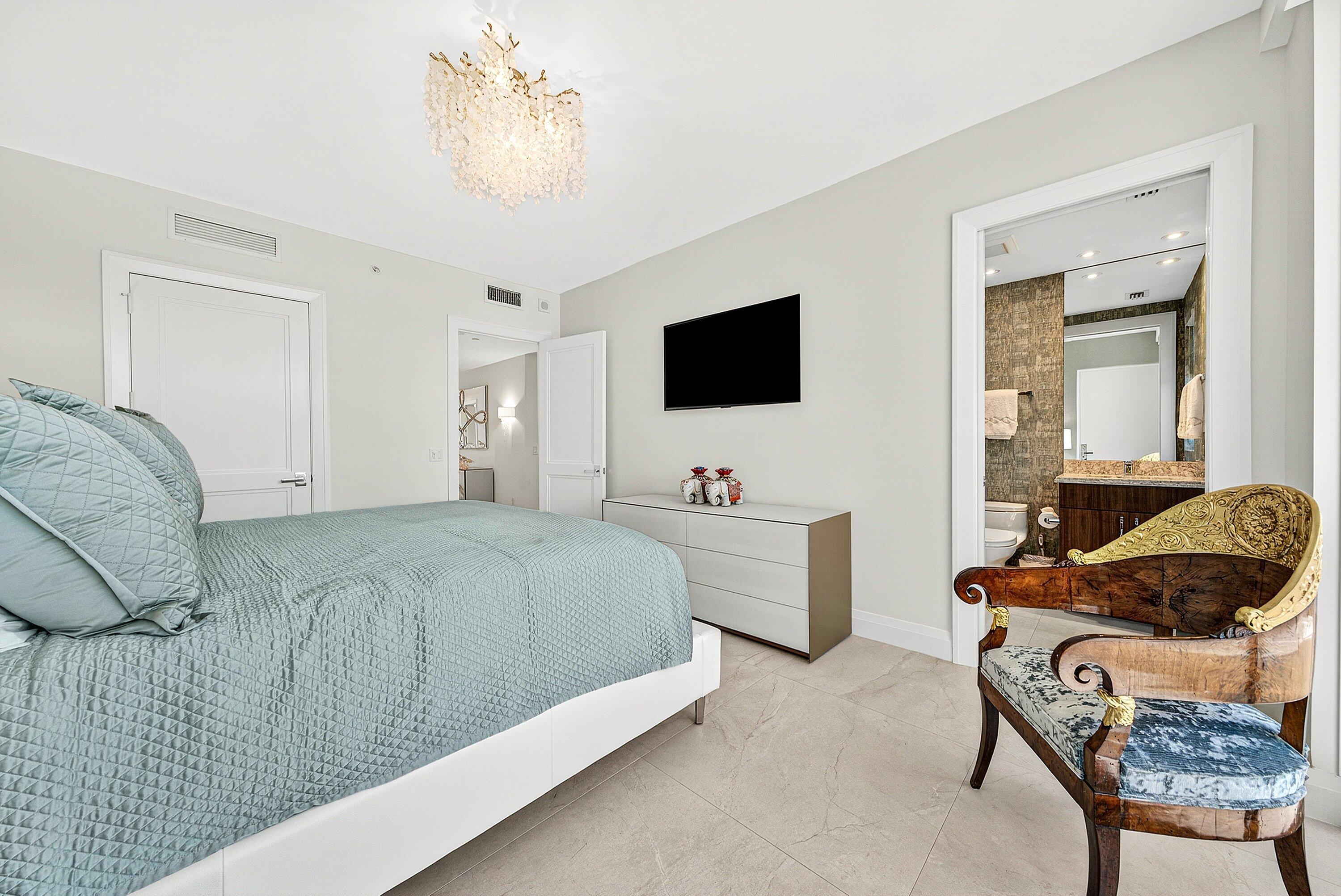 425 South Beach Road, Unit 2O Tequesta, FL 33469 - Photo 32 of 70 Guest Bedroom