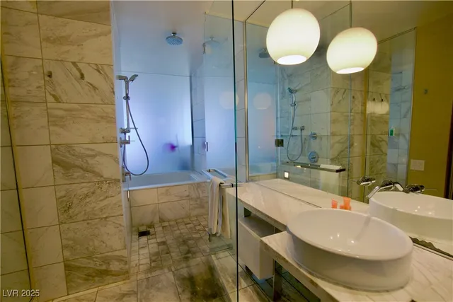 $2,700 | 4381 West Flamingo Road, Unit 3118, Las Vegas, NV 89103