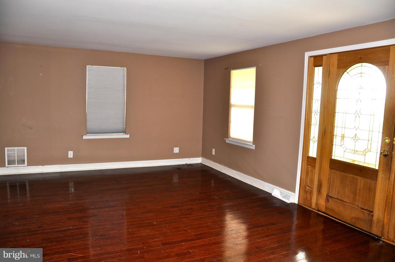 2610 West Woodwell Road Baltimore, MD 21222 - Photo 3 of 24 Living Room