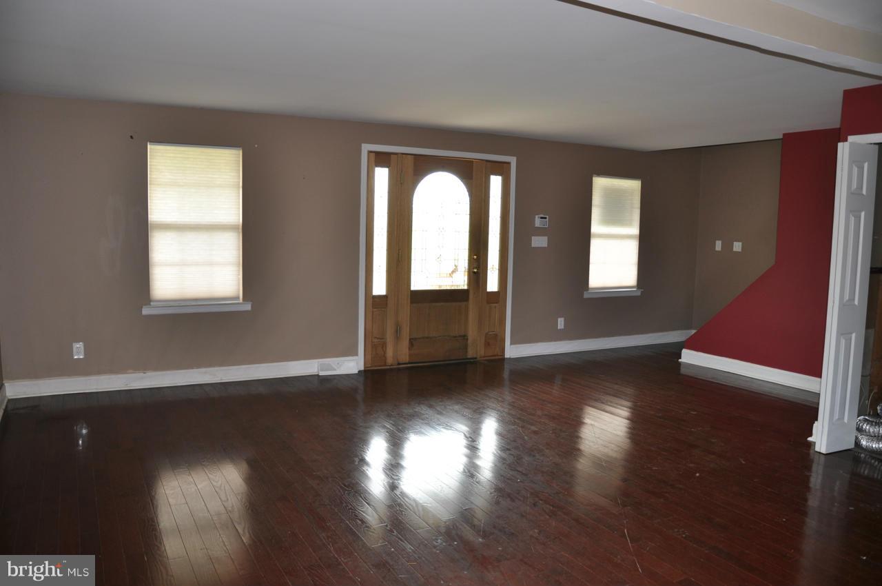 2610 West Woodwell Road Baltimore, MD 21222 - Photo 5 of 24 Living Room