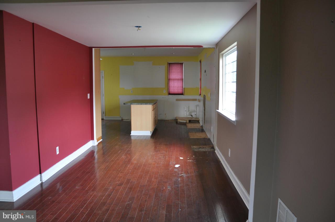 2610 West Woodwell Road Baltimore, MD 21222 - Photo 7 of 24 Living Room