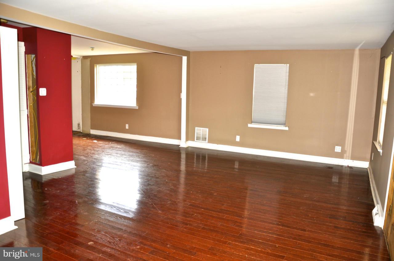 2610 West Woodwell Road Baltimore, MD 21222 - Photo 8 of 24 Living Room