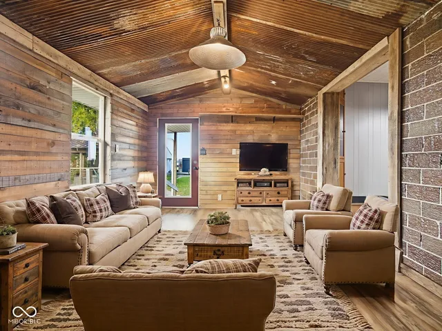 $385,000 | 3183 West 500 South, Shelbyville, IN 46176