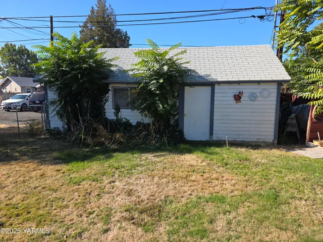a view of a house with a yard and garage