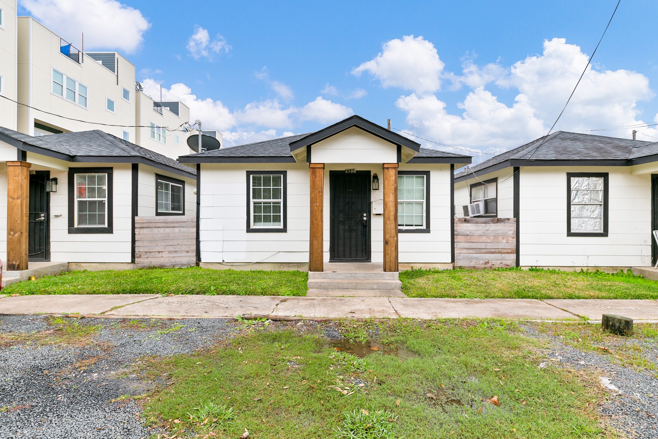 2106 Hadley Street, Unit 2106 Houston, TX 77004 - Photo 10 of 11 a front view of a house with garden