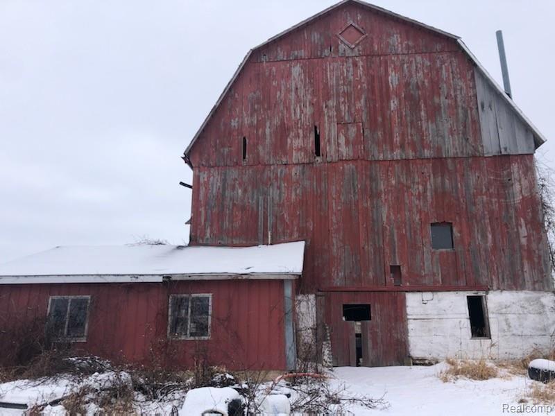 6626 South Ubly Road Ubly, MI 48475 - Photo 4 of 12 side of barn.jpg