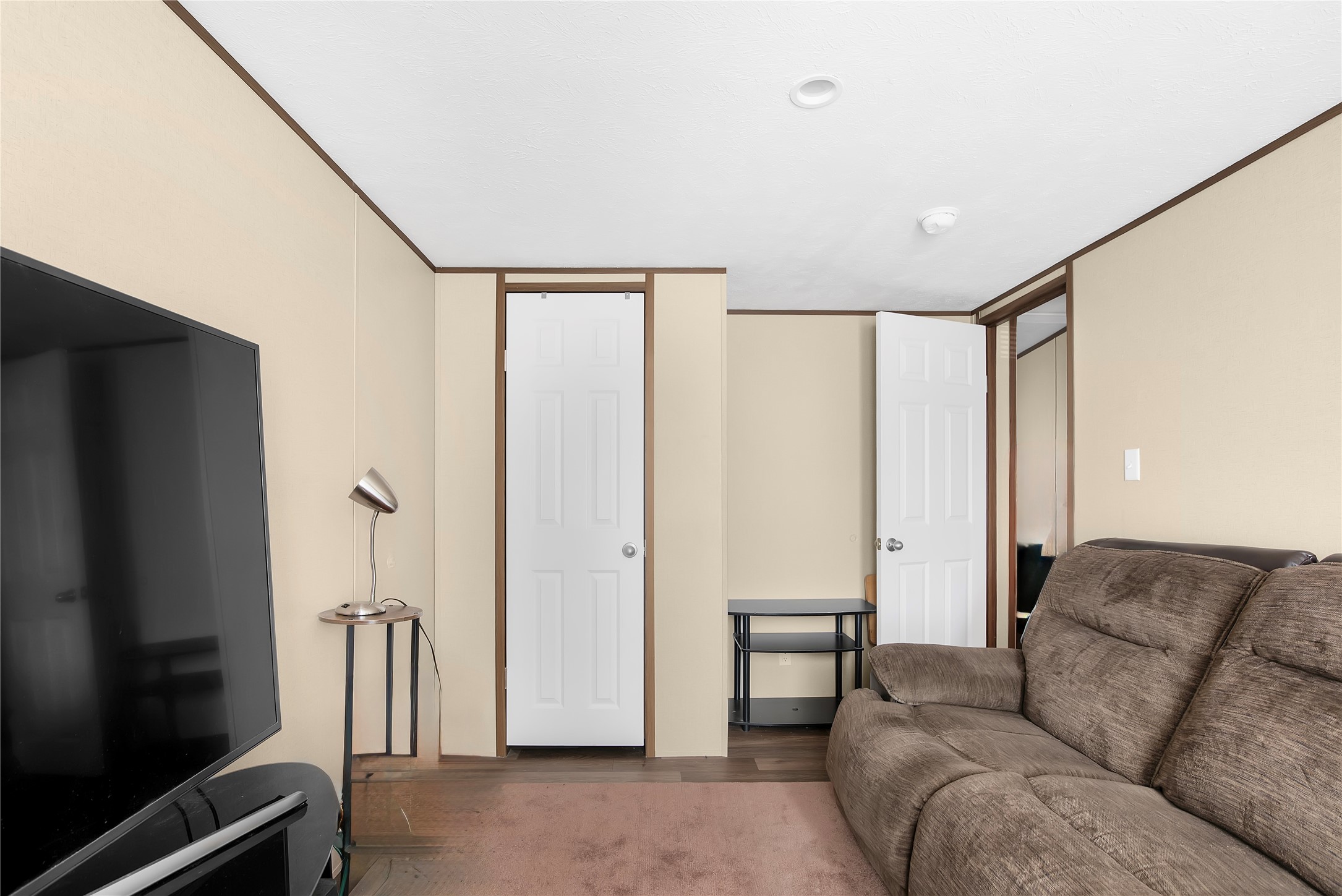 1007 Keswick Road Wilmer, TX 75172 - Photo 12 of 16 a living room with furniture and a flat screen tv