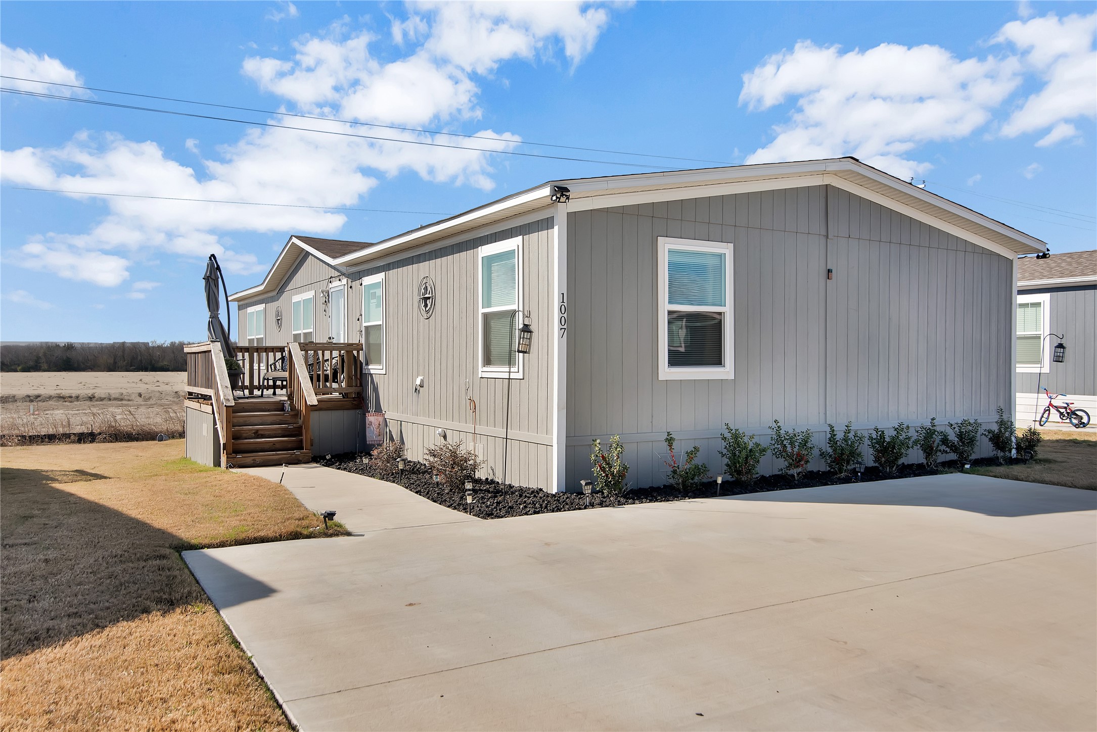 1007 Keswick Road Wilmer, TX 75172 - Photo 4 of 16 a view of a house with backyard
